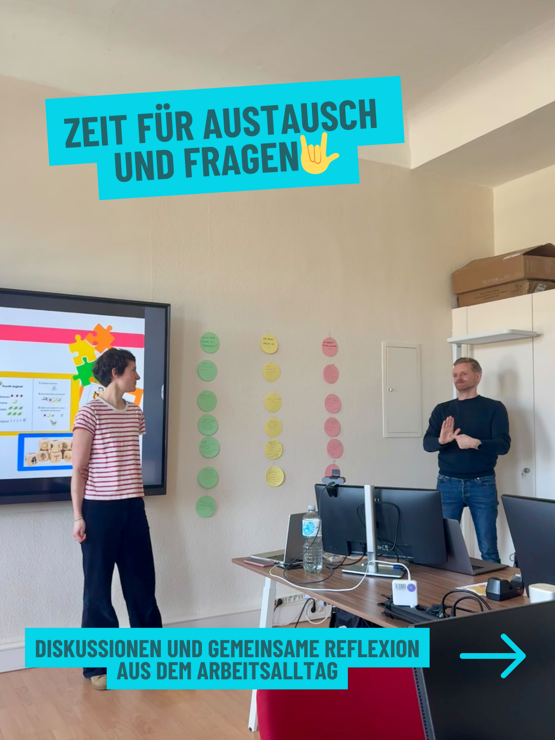 Mitarbeitender stellt Frage in Gebärdensprache während Fortbildung zur Sprachförderung