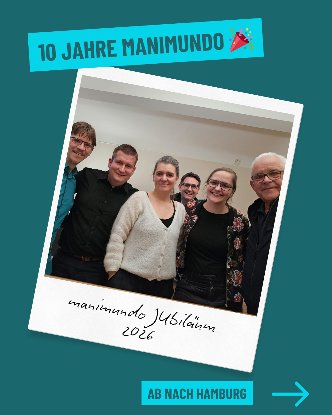 Gruppenfoto der Geschäftsführung von manimundo, die gemeinsam lächelnd in die Kamera blickt und das 10-jährige Jubiläum feiert.