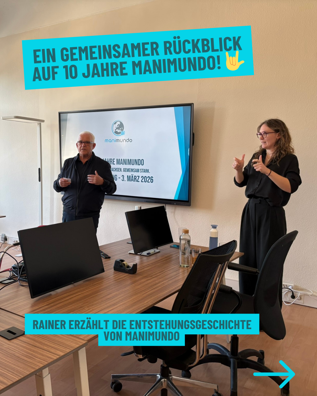 Person hält einen Vortrag vor Publikum und blickt auf 10 Jahre manimundo zurück, während eine Präsentation im Hintergrund zu sehen ist.