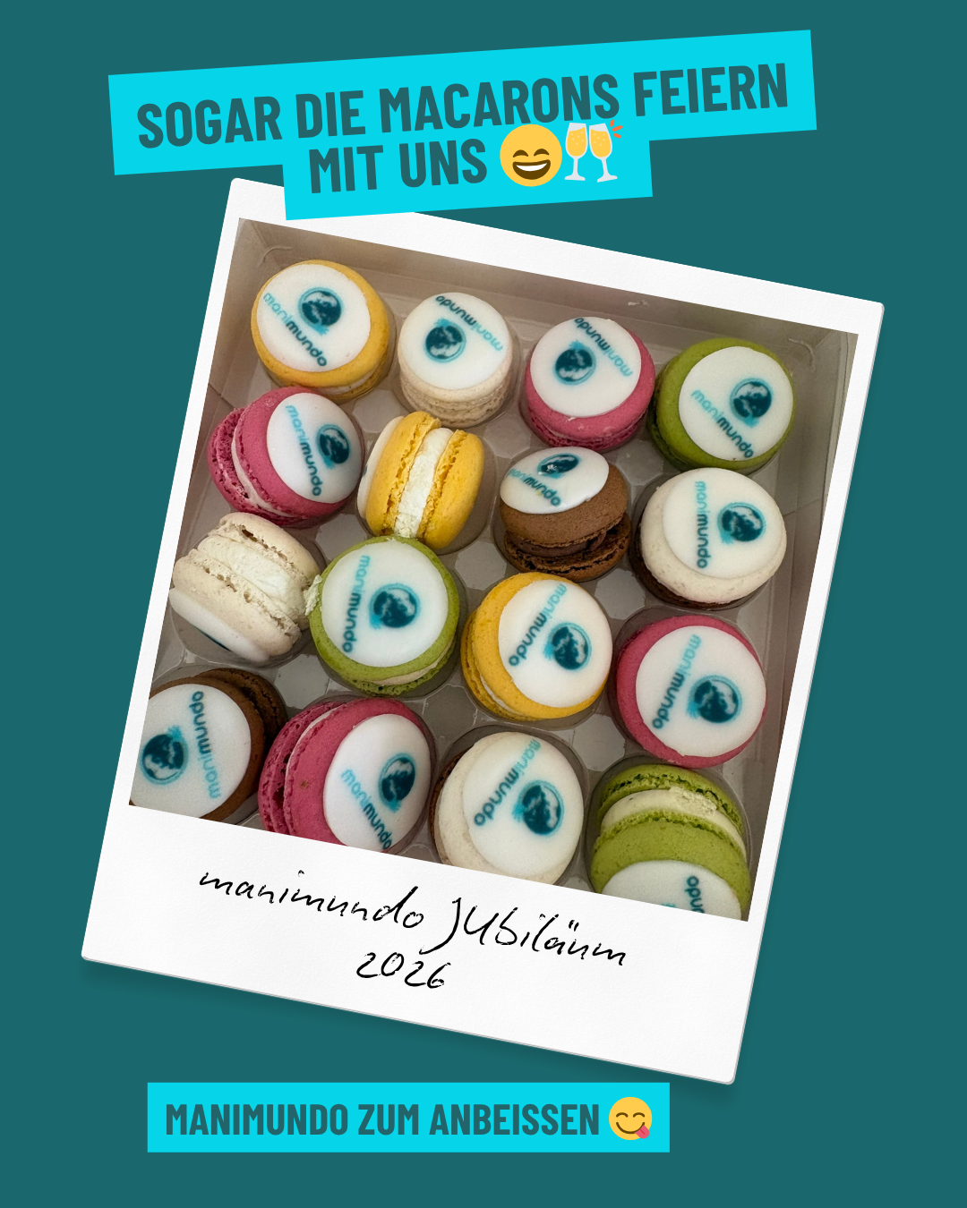 Nahaufnahme von Häppchen und Macarons, teilweise mit manimundo Branding, die beim Sektempfang serviert werden.